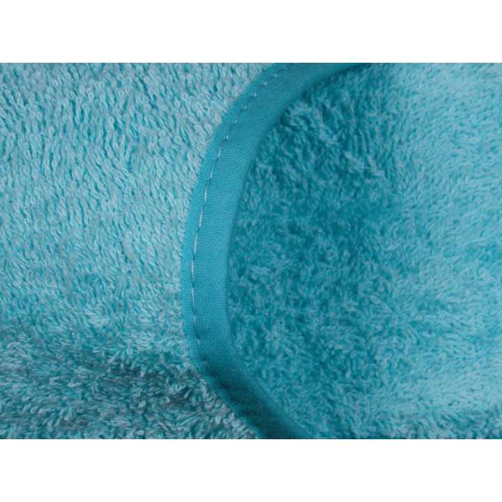 Detalhe de chinelos azuis celeste