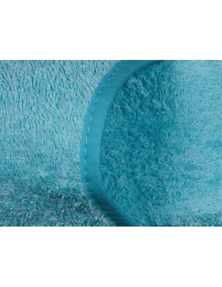 Detalhe de chinelos azuis celeste