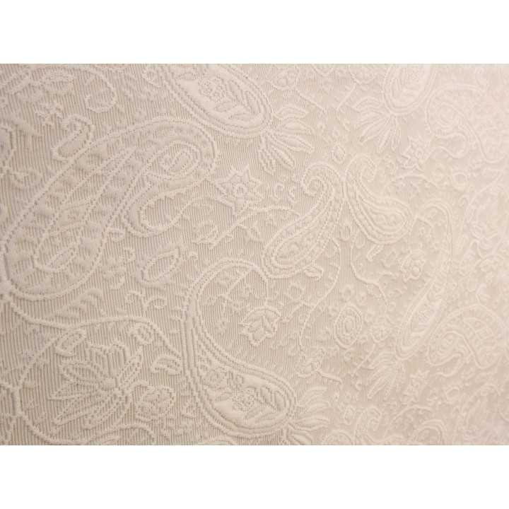 Colcha básica en color beige con detalles