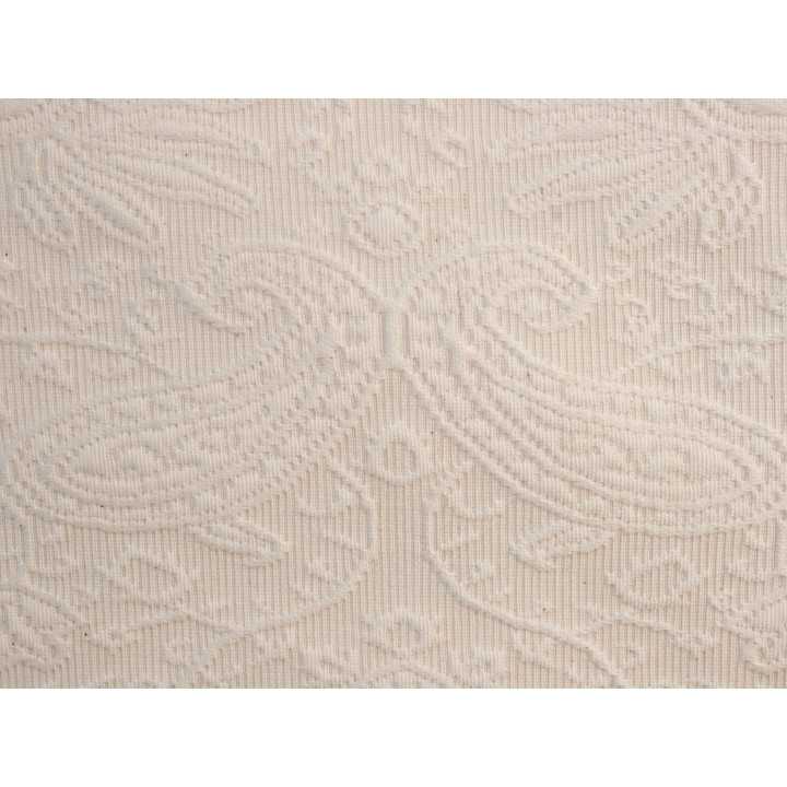 Colcha básica en color beige con detalles