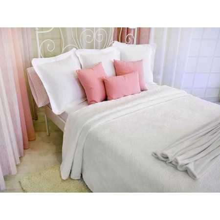 Colcha básica en color beige con detalles