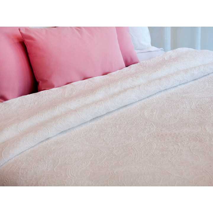 Colcha básica en color beige con detalles