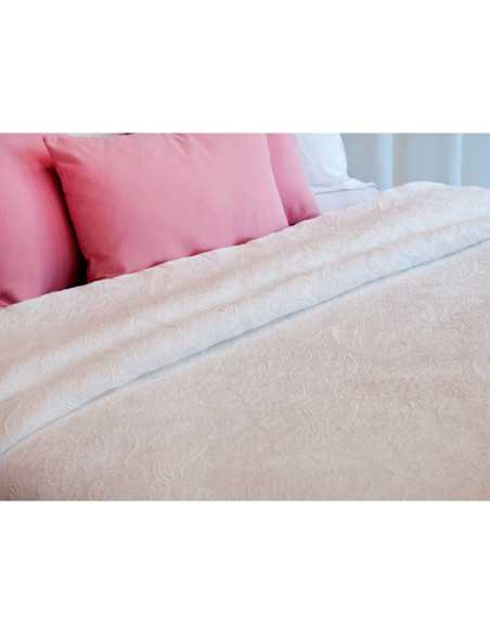 Colcha básica en color beige con detalles