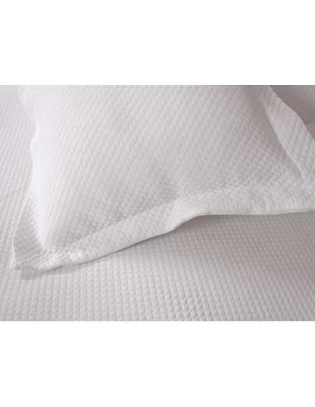 Colcha Sônia Piqué | Colcha de cama especial para hospitalidade | Revi