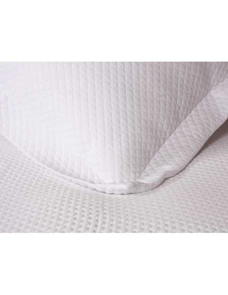 Colcha Sônia Piqué | Colcha de cama especial para hospitalidade | Revi