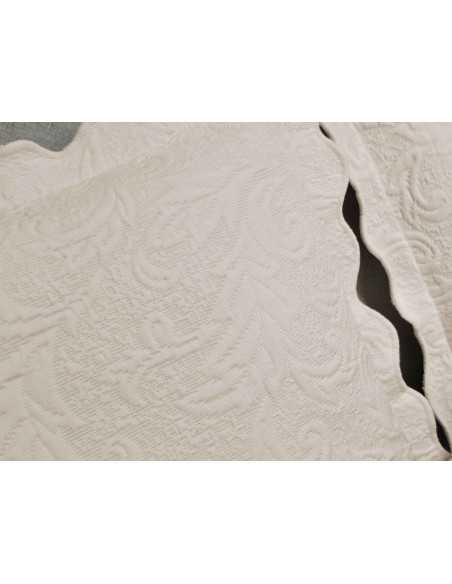 Colcha Sofia Natural | Colcha relieve para hogar o negocio