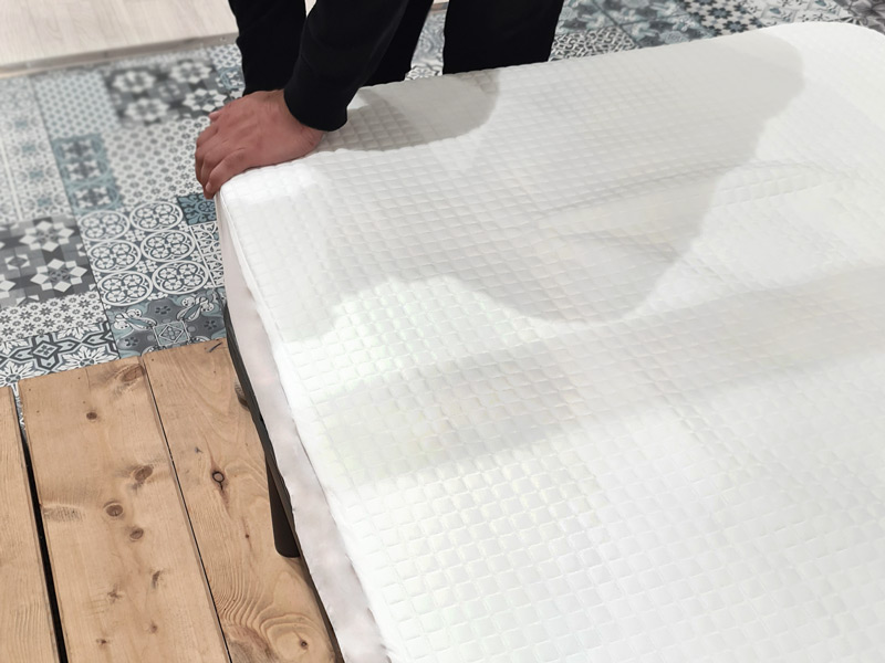 Colocar protector de colchón