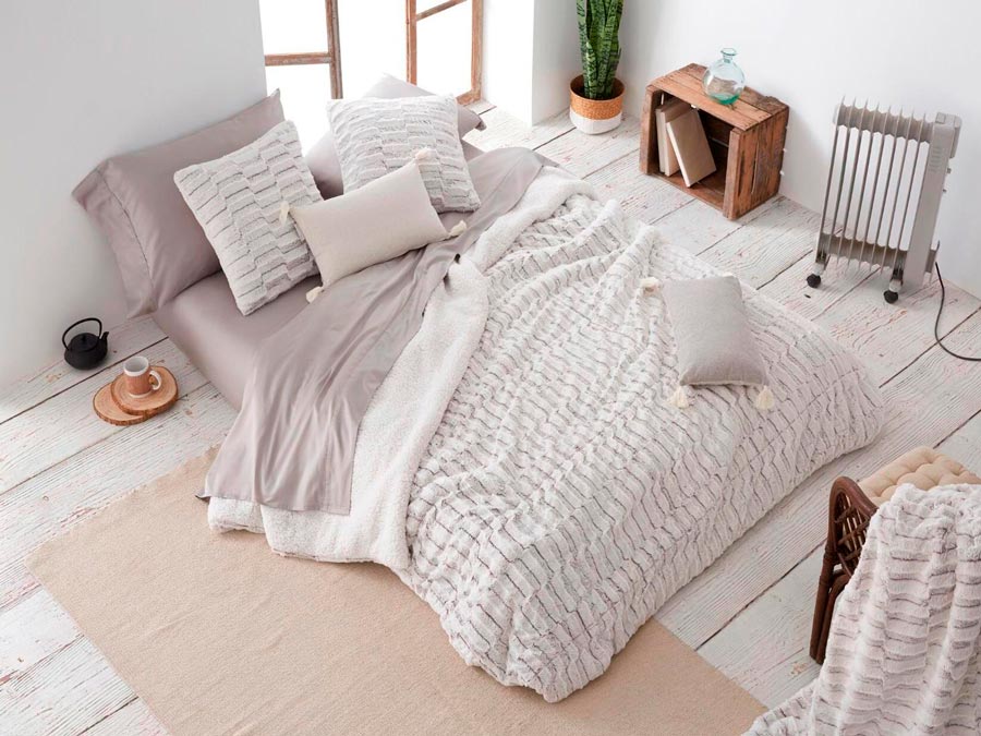 Las 9 mejores mantas polares para dormir o para estar en el sofá